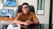 Kepala Disdukcapil Kota Palangka Raya, Alman P. Pakpahan, saat diwawancarai di ruang kerjanya terkait layanan aplikasi SI-DOI.