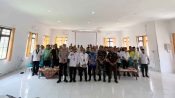 Kepala Badan Kesbangpol Seruyan, Agus Suharto, berfoto bersama seusai kegiatan Optimalisasi Organisasi Kemasyarakatan di Aula Kantor Kesbangpol Seruyan.