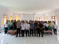 Kepala Badan Kesbangpol Seruyan, Agus Suharto, berfoto bersama seusai kegiatan Optimalisasi Organisasi Kemasyarakatan di Aula Kantor Kesbangpol Seruyan.