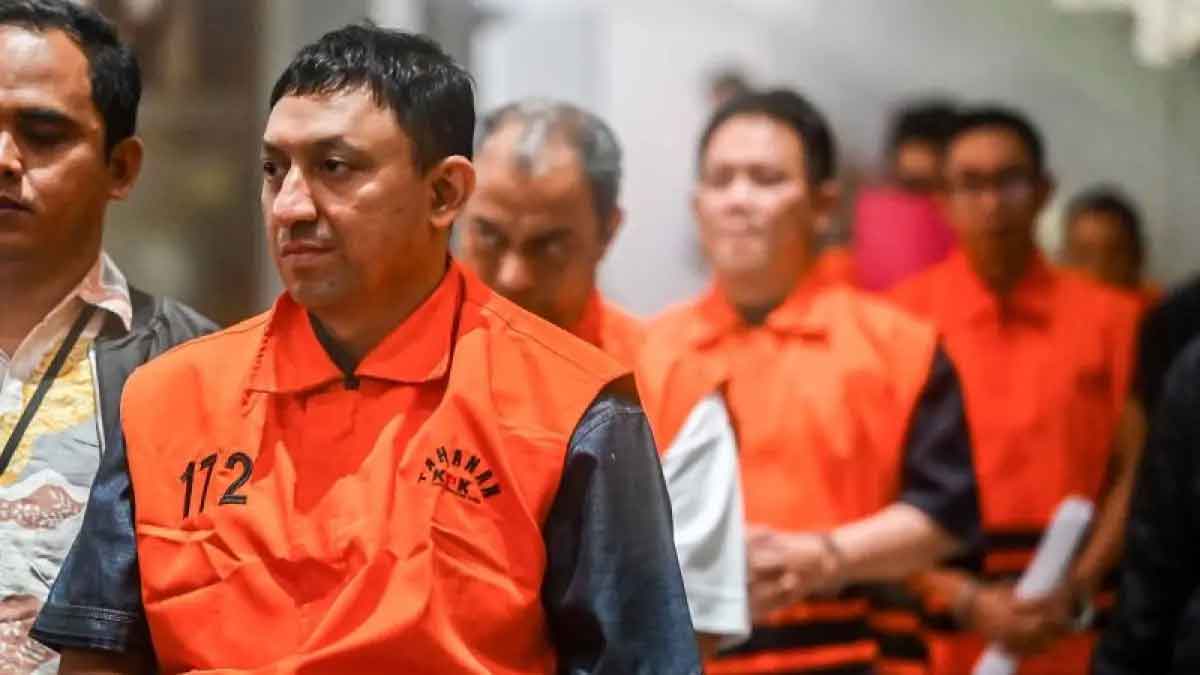 Ketua DPP Partai Golkar Fahd El Fouz alias Fahd Arafiq berjalan menuju mobil tahanan usai pemeriksaan di Gedung Merah Putih KPK, Jakarta, Selasa (15/9/2026).