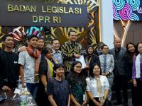Koalisi Kawal RUU Masyarakat Adat menyerahkan draf versi masyarakat sipil kepada Baleg DPR RI
