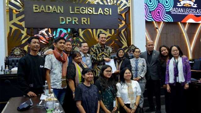 Koalisi Kawal RUU Masyarakat Adat menyerahkan draf versi masyarakat sipil kepada Baleg DPR RI
