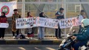 Mahasiswa Kalimantan Tengah yang tergabung dalam HMPKT se-Malang Raya menggelar aksi penggalangan dana untuk membantu masyarakat terdampak karhutla di salah satu ruas jalan di Malang, Jawa Timur.