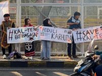 Mahasiswa Kalimantan Tengah yang tergabung dalam HMPKT se-Malang Raya menggelar aksi penggalangan dana untuk membantu masyarakat terdampak karhutla di salah satu ruas jalan di Malang, Jawa Timur.