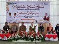 Kepala Dispursip Seruyan Angga dan Bunda Literasi Kabupaten Seruyan Welduline duduk bersama jajaran Forkopimda di panggung acara pengukuhan Bunda Literasi tingkat kecamatan.