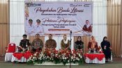 Kepala Dispursip Seruyan Angga dan Bunda Literasi Kabupaten Seruyan Welduline duduk bersama jajaran Forkopimda di panggung acara pengukuhan Bunda Literasi tingkat kecamatan.