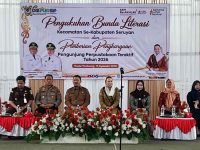 Kepala Dispursip Seruyan Angga dan Bunda Literasi Kabupaten Seruyan Welduline duduk bersama jajaran Forkopimda di panggung acara pengukuhan Bunda Literasi tingkat kecamatan.