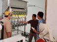 Petugas Pemkab Seruyan meninjau mesin pengisian minyak goreng di fasilitas produksi CV Cahaya Mandiri.