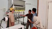 Petugas Pemkab Seruyan meninjau mesin pengisian minyak goreng di fasilitas produksi CV Cahaya Mandiri.