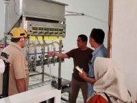 Petugas Pemkab Seruyan meninjau mesin pengisian minyak goreng di fasilitas produksi CV Cahaya Mandiri.