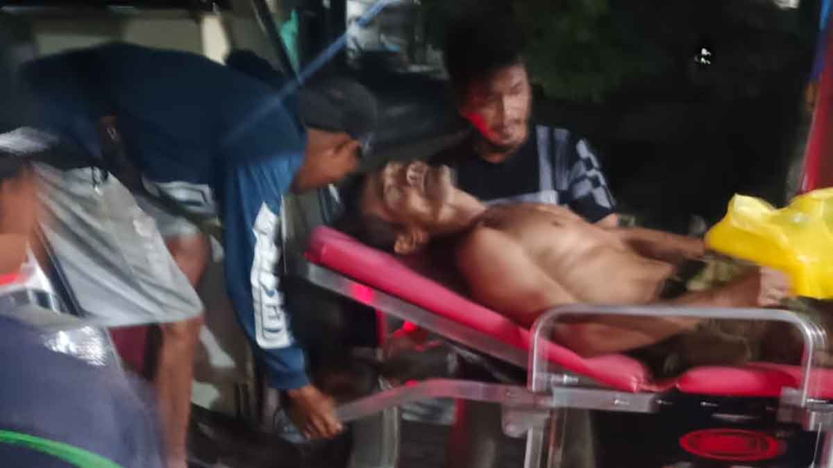 Penanganan pertama terhadap Pak Maryono, anggota TSAK/MPA Kelurahan Kereng Bangkirai, di Puskesmas Kereng Bangkirai.