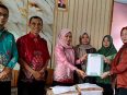 Penyerahan administrasi peminjaman buku antara Disarpustaka Kabupaten Kapuas dan MIS Islamiyah.