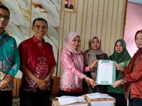 Penyerahan administrasi peminjaman buku antara Disarpustaka Kabupaten Kapuas dan MIS Islamiyah.