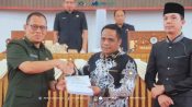 Plh. Sekda Seruyan Bahrun Abbas memberikan pidato Bupati Seruyan dalam rapat paripurna DPRD Kabupaten Seruyan.