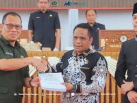 Plh. Sekda Seruyan Bahrun Abbas memberikan pidato Bupati Seruyan dalam rapat paripurna DPRD Kabupaten Seruyan.