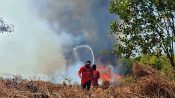 Relawan mengenakan pakaian lapangan berjibaku memadamkan kebakaran lahan gambut di tengah kabut asap