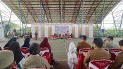 Bupati Seruyan Ahmad Selanorwanda menyampaikan sambutan di depan peserta yang memadati Lapangan Tenis Indoor saat Pengukuhan Bunda Literasi Tingkat Kecamatan se-Kabupaten Seruyan.