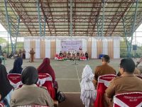 Bupati Seruyan Ahmad Selanorwanda menyampaikan sambutan di depan peserta yang memadati Lapangan Tenis Indoor saat Pengukuhan Bunda Literasi Tingkat Kecamatan se-Kabupaten Seruyan.