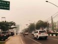 Suasana Kota Palangka Raya diselimuti kabut asap tebal dengan langit berwarna kemerahan akibat kebakaran lahan gambut.