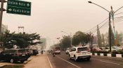Suasana Kota Palangka Raya diselimuti kabut asap tebal dengan langit berwarna kemerahan akibat kebakaran lahan gambut.
