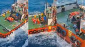 Tangkapan layar video amatir proses evakuasi korban tewas oleh tim SAR di perairan Laut Jawa.
