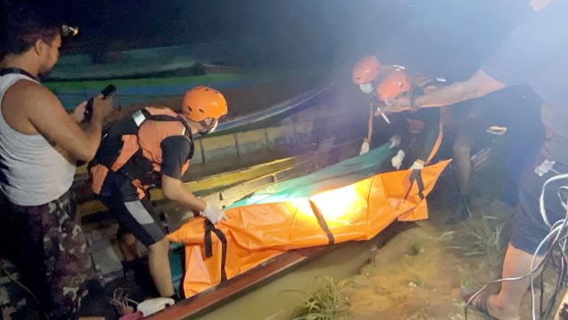 Tim SAR gabungan mengevakuasi jenazah korban penambang tenggelam yang dibungkus kantong jenazah di Sungai Kasongan, Kabupaten Katingan, Kalimantan Tengah, 28 September 2026.