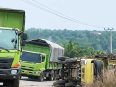 Truk tronton pengangkut batu bara melintas di jalan negara jalur Katingan menuju Kotawaringin Timur.
