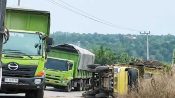 Truk tronton pengangkut batu bara melintas di jalan negara jalur Katingan menuju Kotawaringin Timur.