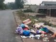 Tumpukan sampah di pinggir Jalan Antang, Kelurahan Selat Hulu.