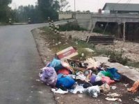 Tumpukan sampah di pinggir Jalan Antang, Kelurahan Selat Hulu.