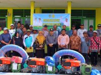 Wakil Bupati Seruyan H. Supian menyerahkan bantuan mesin pompa air di halaman Kantor BPP Seruyan Hilir.