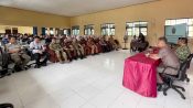 Wakil Bupati Seruyan Supian memberikan edukasi tentang pencegahan karhutla kepada siswa SMKN 1 Kuala Pembuang.