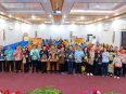 Bupati Seruyan Ahmad Selanorwanda, Wakil Bupati Supian, dan peserta Bimtek Servant Leadership berfoto bersama pada penutupan kegiatan di Aula BKAD Kabupaten Seruyan, Kamis (8/10/2026).
