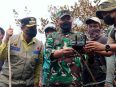 Bupati Seruyan Ahmad Selanorwanda bersama Danrem 102/Panju Panjung Brigjen TNI Wimoko saat meninjau lokasi kebakaran hutan dan lahan di Desa Sungai Perlu.