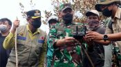 Bupati Seruyan Ahmad Selanorwanda bersama Danrem 102/Panju Panjung Brigjen TNI Wimoko saat meninjau lokasi kebakaran hutan dan lahan di Desa Sungai Perlu.