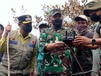 Bupati Seruyan Ahmad Selanorwanda bersama Danrem 102/Panju Panjung Brigjen TNI Wimoko saat meninjau lokasi kebakaran hutan dan lahan di Desa Sungai Perlu.