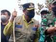 Bupati Seruyan Ahmad Selanorwanda bersama Danrem 102/Panju Panjung Brigjen TNI Wimoko saat meninjau lokasi kebakaran hutan dan lahan di Desa Sungai Perlu.