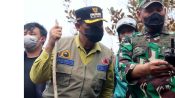 Bupati Seruyan Ahmad Selanorwanda bersama Danrem 102/Panju Panjung Brigjen TNI Wimoko saat meninjau lokasi kebakaran hutan dan lahan di Desa Sungai Perlu.