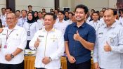 Bupati Seruyan Ahmad Selanorwanda, unsur Forkopimda, pimpinan perangkat daerah, perwakilan OJK Kalimantan Tengah, ISEI Cabang Palangka Raya, dan narasumber dalam kegiatan Pelatihan Peningkatan Kapasitas SDM Koperasi di Aula Bapperida Seruyan.