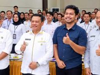 Bupati Seruyan Ahmad Selanorwanda, unsur Forkopimda, pimpinan perangkat daerah, perwakilan OJK Kalimantan Tengah, ISEI Cabang Palangka Raya, dan narasumber dalam kegiatan Pelatihan Peningkatan Kapasitas SDM Koperasi di Aula Bapperida Seruyan.