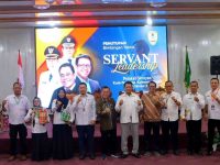 Bupati Seruyan berfoto bersama peserta pelatihan kepemimpinan.