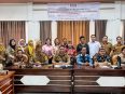 Foto bersama peserta FGD Konsolidasi Pengakuan dan Perlindungan Masyarakat Adat di Kabupaten Barito Utara, terdiri dari perwakilan pemerintah daerah, pengurus AMAN, Dewan Adat Dayak, dan komunitas adat, di Aula Kecamatan Teweh Tengah, Muara Teweh.