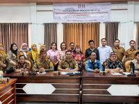 Foto bersama peserta FGD Konsolidasi Pengakuan dan Perlindungan Masyarakat Adat di Kabupaten Barito Utara, terdiri dari perwakilan pemerintah daerah, pengurus AMAN, Dewan Adat Dayak, dan komunitas adat, di Aula Kecamatan Teweh Tengah, Muara Teweh.