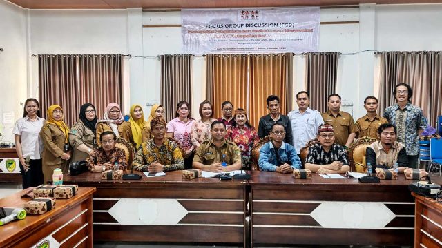 Foto bersama peserta FGD Konsolidasi Pengakuan dan Perlindungan Masyarakat Adat di Kabupaten Barito Utara, terdiri dari perwakilan pemerintah daerah, pengurus AMAN, Dewan Adat Dayak, dan komunitas adat, di Aula Kecamatan Teweh Tengah, Muara Teweh.