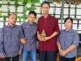 Hartany Soekarno menerima plakat penghargaan dari Ketua DPW IPJI Kalimantan Tengah.