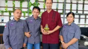 Hartany Soekarno menerima plakat penghargaan dari Ketua DPW IPJI Kalimantan Tengah.