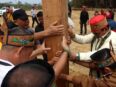 Bupati Seruyan menancapkan tiang secara simbolis sebagai tanda dimulainya pembangunan Huma Betang di Desa Tumbang Langkai, Kecamatan Suling Tambun.