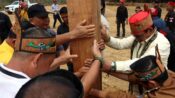 Bupati Seruyan menancapkan tiang secara simbolis sebagai tanda dimulainya pembangunan Huma Betang di Desa Tumbang Langkai, Kecamatan Suling Tambun.