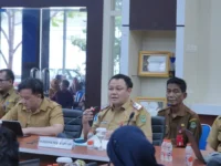 Sekretaris Daerah Kabupaten Kapuas, Usis I. Sangkai, berbicara dalam presentasi Monitoring dan Evaluasi Keterbukaan Informasi Publik Provinsi Kalimantan Tengah Tahun 2026.