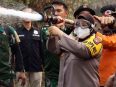 Kapolres Kapuas AKBP Rina Perwitasari memegang nozzle dan ikut secara simbolis dalam pemadaman api karhutla.